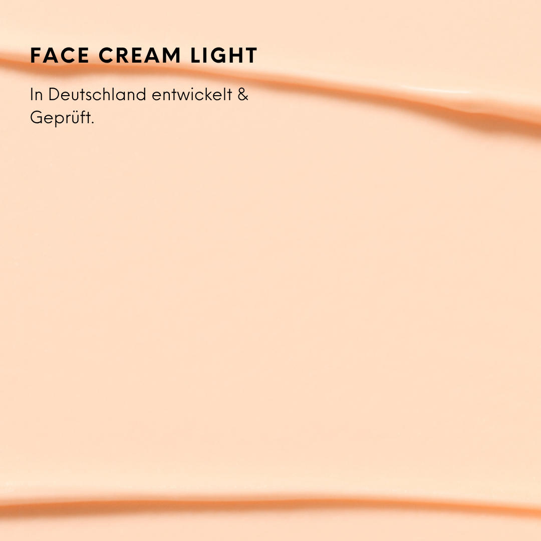 Face Cream Light auf pfirsichfarbener Cremetextur mit dem Hinweis In Deutschland entwickelt & Geprüft