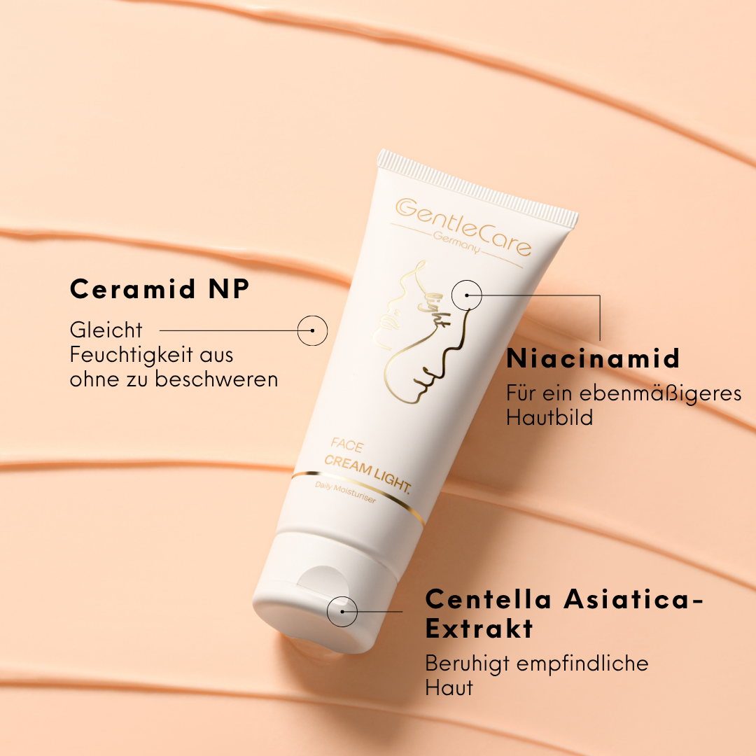 GentleCare Face Cream Light Tube auf pfirsichfarbenem Hintergrund, beschriftet mit Ceramid NP, Niacinamid und Centella-Asiatica-Extrakt